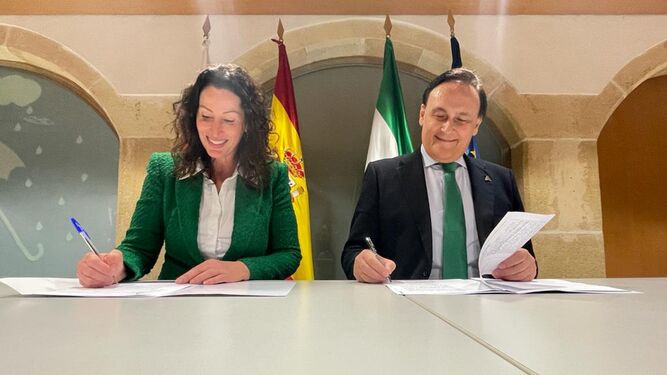 La alcaldesa y el consejero firman el convenio del CADE.