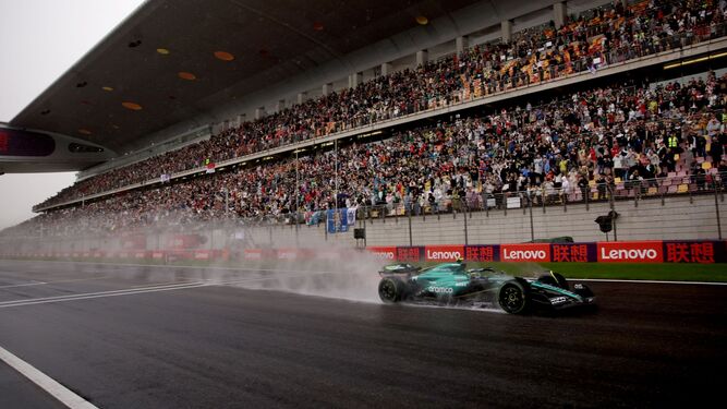 El Aston Martin de Fernando Alonso, sobre el muy mojado asfalto del circuito chino.