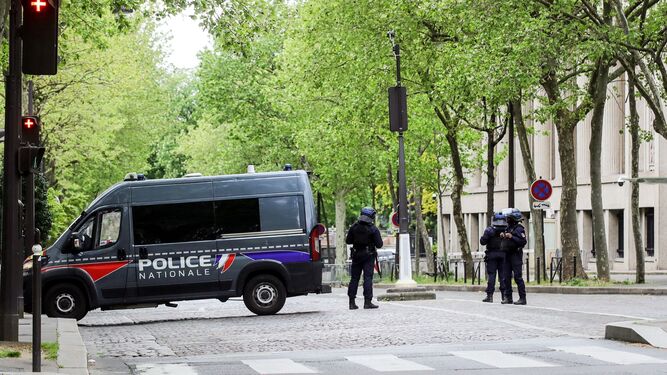 Operación policial en torno al consulado de Irán en París.