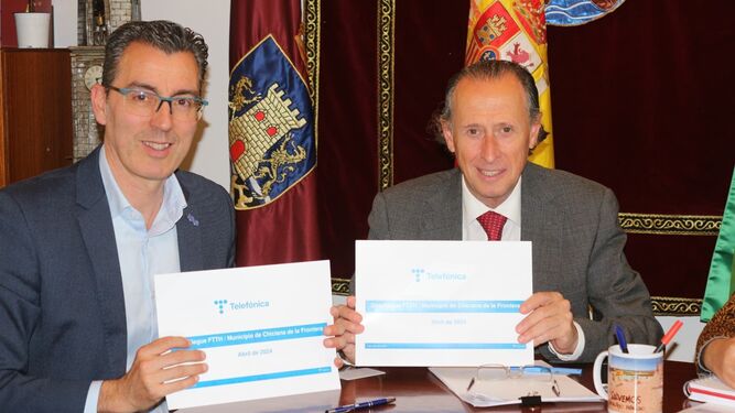 El alcalde de Chiclana, José María Román, con el director del Territorio Sur de Telefónica España, Joaquín Segovia.