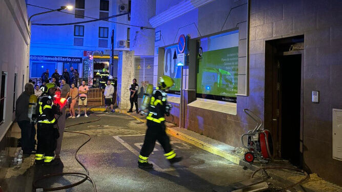 Exterior del edificio incendiado en Chiclana.
