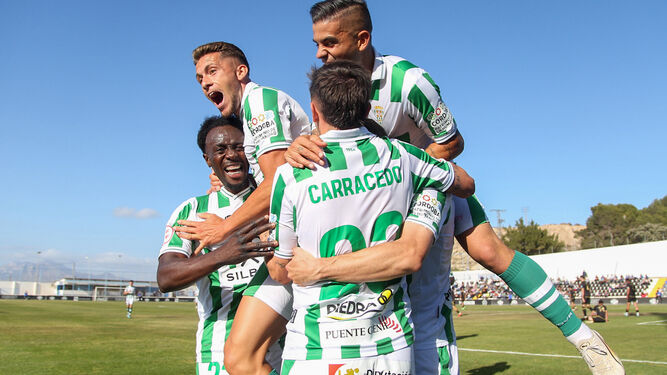 Los jugadores del Córdoba celebran el gol de Albarrán en Alicante.