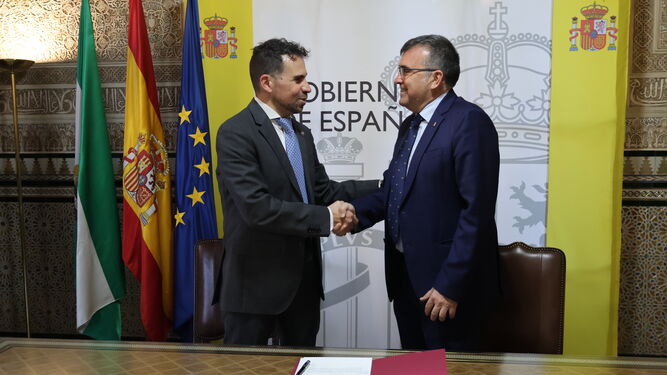 El subdelegado del Gobierno, José Antonio Montilla y el presidente del Colegio de Graduados Sociales de Granada, Mario González