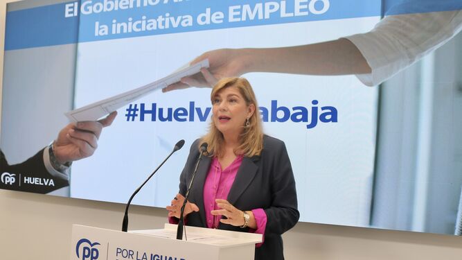 La secretaria general del PP de Huelva en rueda de prensa.