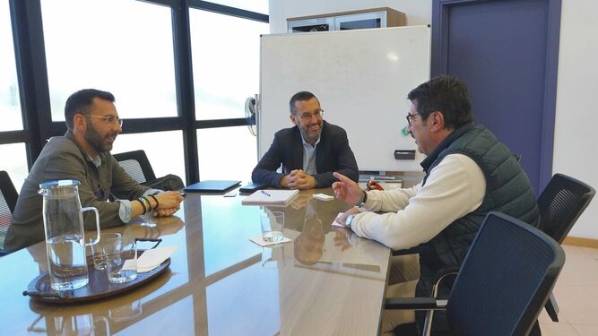 El alcalde, Juan Franco, reunido con el presidente del Colegio de Agentes de Aduanas, Antonio Varela.