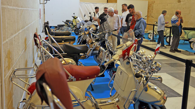 Zona de Vespas y Scooters en la exposición de motos y clásicas en los Claustros de Jerez