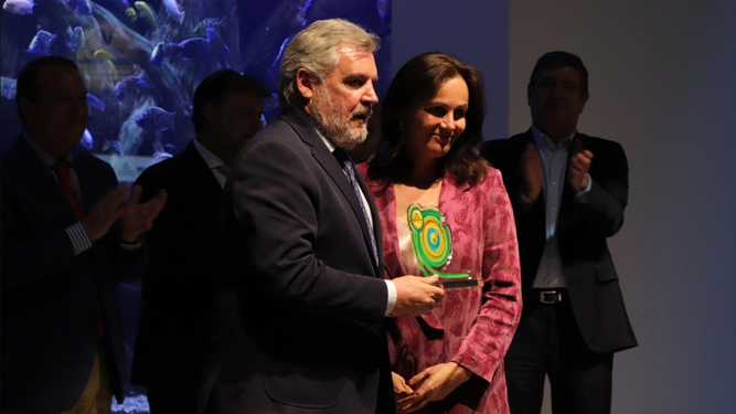 Manuel Vizcaíno recoge el reconocimiento de manos de María López Sanchís.