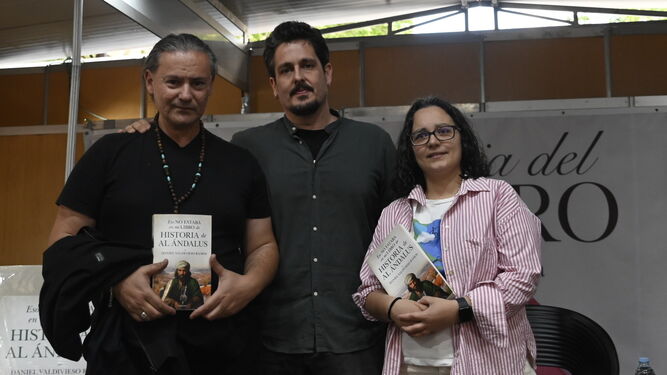 Daniel Valdivieso (centro) en la presentación de su libro en la Feria del Libro de Córdoba.