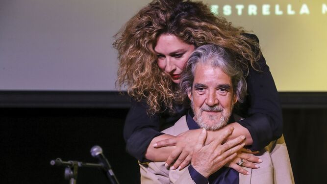 Morente abrazo con cariño a Riqueni  durante la presentación del disco.
