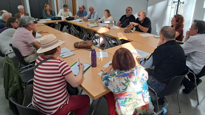 Reunión de una docena de asociaciones de Sevilla este miércoles en un centro cívico de la ciudad.