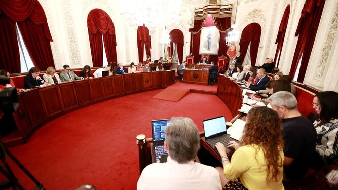 Pleno celebrado el pasado jueves en el Ayuntamiento de Cádiz, donde se dio cuenta del Informe de Intervención sobre las subvenciones concedidas en 2022.