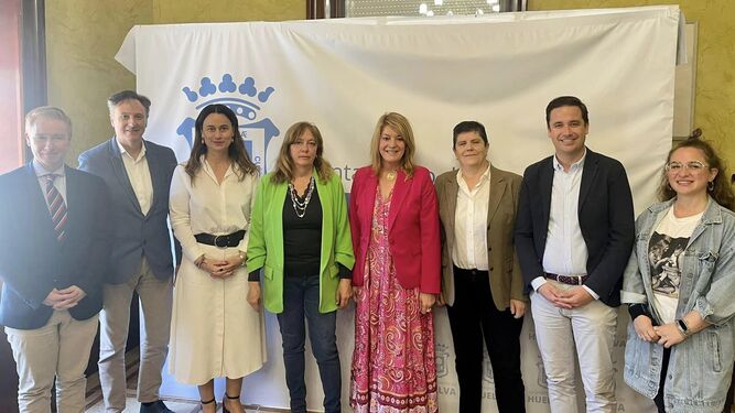 Aurora Smet reunida con Pilar Miranda y el equipo del Ayuntamiento de Huelva.