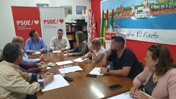 Una reunión de la ejecutiva del PSOE en la sede local del partido.