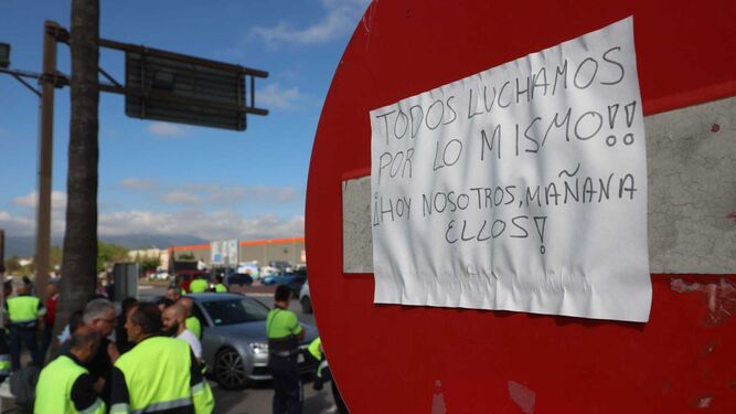 Un cartel  con un mensaje de lucha en una señal del aparcamiento de la fábrica de Acerinox.