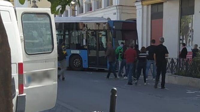 El autobús, tras el choque con la barandilla.