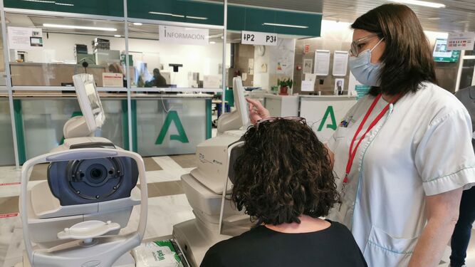El servicio de oftalmología acumula mayores retrasos en los centros concertados y en el Hospital de Jerez