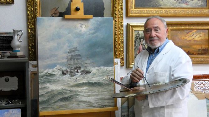 El pintor Ruíz-Juan dando las últimas pinceladas a su cuadro 'El naufragio del Miño'.