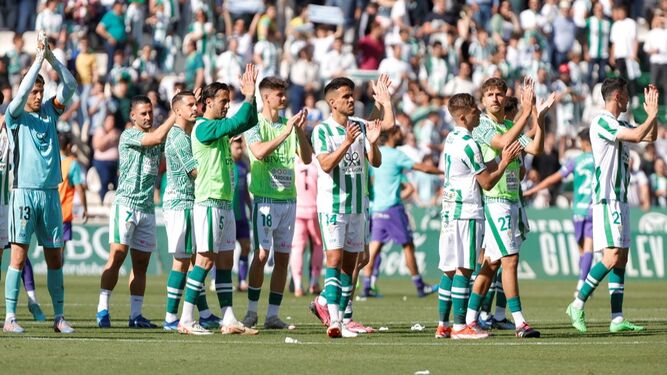 Los jugadores del Córdoba CF saludan a su afición tras ganar al Málaga.