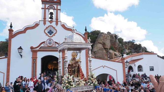 Espectacular salida de la procesión de la Virgen de la Peña