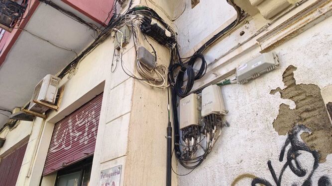 Cables a la vista en un edificio de Almería.
