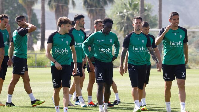Los jugadores del Córdoba CF, en el inicio de un entrenamiento.