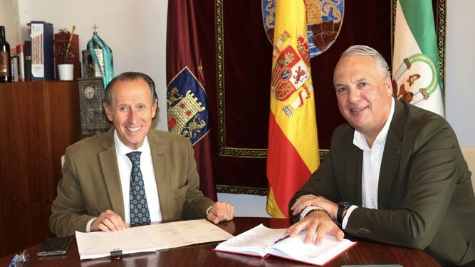 José María Román junto a Juan Carlos Ruiz Boix, alcalde de San Roque y diputado nacional.