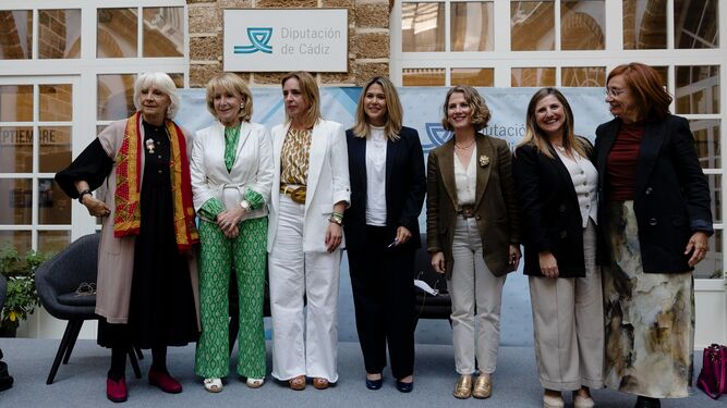 Teófila Martínez, Esperanza Aguirre, Almudena Martínez, Ana Rosa Berraquero, Ana Mestre, Irene García y Josefina Junquera, este lunes en Diputación.