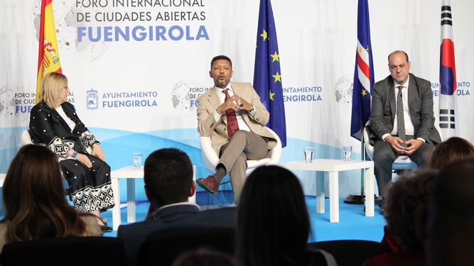 De izquierda a derecha, la alcaldesa de Fuengirola, Ana Mula, el embajador de Cabo Verde, Eduardo Jorge Silva, y el alcalde de Chauen, Mohamed Sefiani.