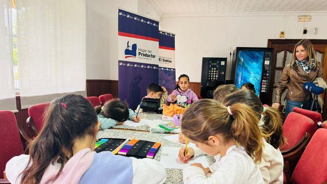 Niños participando en el certamen de dibujo de la I Jornada de Cultura Preventiva de Minas de Riotinto.