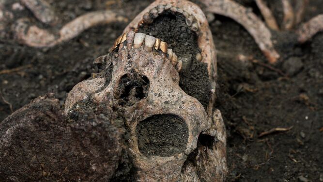 Víctima exhumada en Víznar, antes del robo.