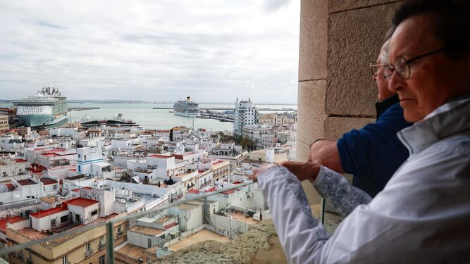 Vista de la dársena comercial del puerto de Cádiz, en la que se aprecia la estancia de tres cruceros. El más grande y espectacular es el Oasis of the Seas
