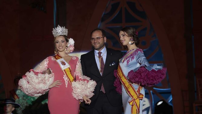 La reina juvenil, Estela Núñez, junto al alcalde, Adrián Vaca, y la reina saliente, Mireya Rubio.