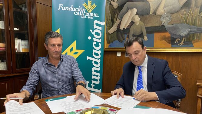 Firma del convenio por el director de la Fundación Caja Rural del Sur, Emilio Ponce, y el vicepresidente de Interfresa, Cristóbal Picón.