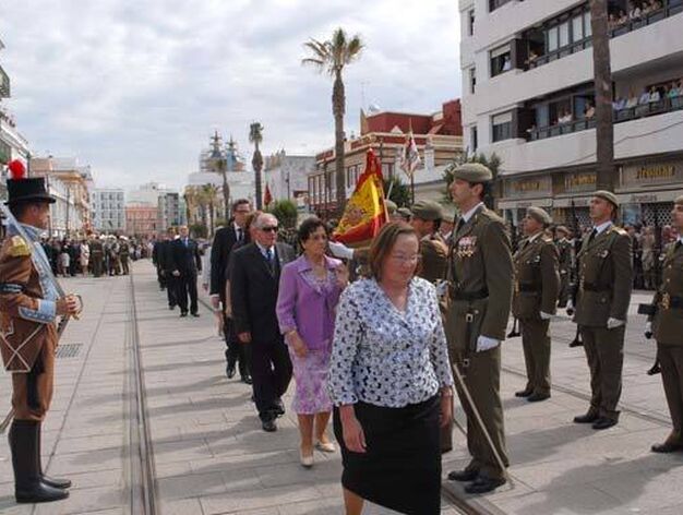 Casi 200 personas participaron en la jura de bandera civil, celebrada en la calle Real

Foto: Rioja