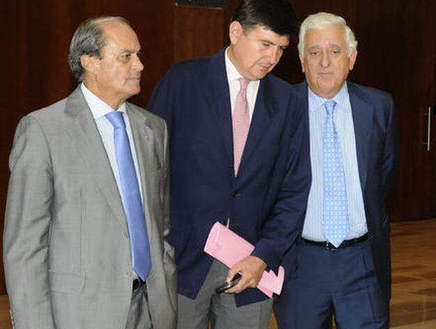 Antonio Ponce, presidente de las C&aacute;maras de Comercio de Andaluc&iacute;a, Manuel Pimentel y Santiago Herrero.

Foto: Juan Carlos Vazquez/ Victoria Hidalgo