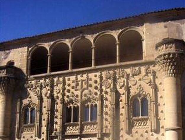 Fachada del palacio de Jabalquinto (Baeza, Ja&eacute;n), edificio del siglo XV y sede Antonio Machado de la Universidad Internacional de Andaluc&iacute;a (UNIA).