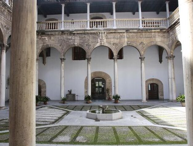 Patio del Hospital Real de Granada.

Foto: MAR&Iacute;A DE LA CRUZ