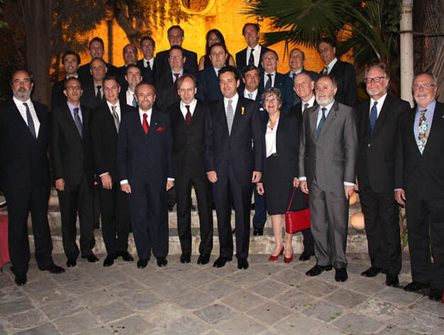 Miembros del Cuerpo Consular de Sevilla con el embajador italiano.

Foto: Victoria Ram&iacute;rez