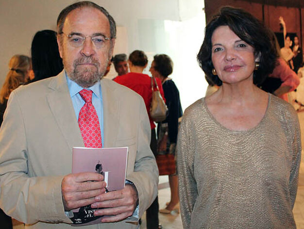 El periodista y escritor Antonio Burgos y su esposa Isabel Herce, cliente de Lina.

Foto: Victoria Ram&iacute;rez