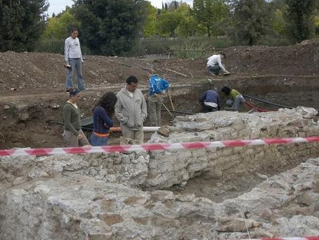 Rafael Hidalgo (en el centro), profesor de la Universidad Pablo, durante una de las campa&ntilde;as de excavaciones en Villa Adriana, en Roma.