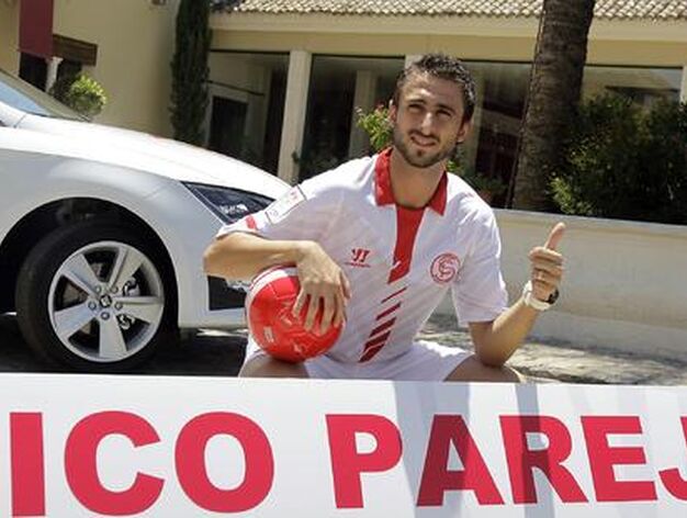 Im&aacute;genes de la presentaci&oacute;n de Nico Pareja como jugador del Sevilla F. C. / Antonio Pizarro