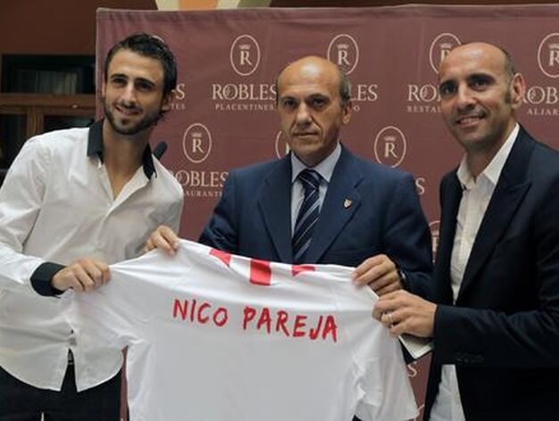 Im&aacute;genes de la presentaci&oacute;n de Nico Pareja como jugador del Sevilla F. C. / Antonio Pizarro