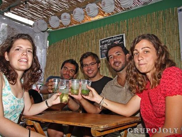 Amigos disfrutando de la vel&aacute; de Triana.

Foto: Bel&eacute;n Vargas