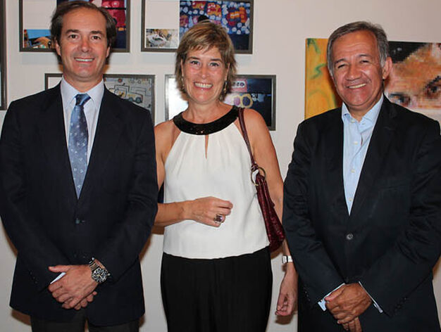 Antonio P&eacute;rez Ostos, presidente de Cecofar; Pilar Hernanz de la Fuente y Jorge Segura.

Foto: Victoria Ram&iacute;rez