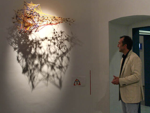 El comisario de la muestra, ante la obra de Ricardo Rojas, inspirada en el trabajo de Francisco Jes&uacute;s Navarro.

Foto: Victoria Ram&iacute;rez