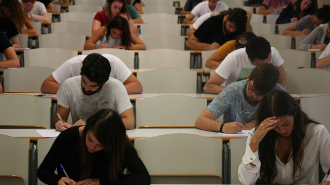Estudiantes en las pruebas de acceso a la UCA.