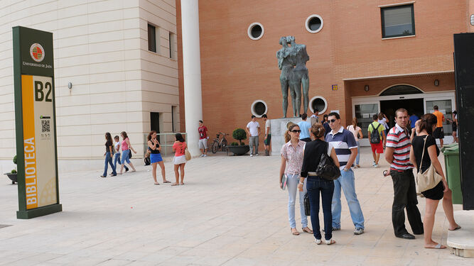 Estudiantes de la Universidad de Jaén junto a la biblioteca.
