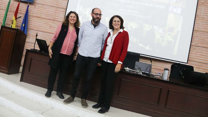 Granados, junto a las profesoras de la UMA Laura Teruel (izq) y Elena Blanco.