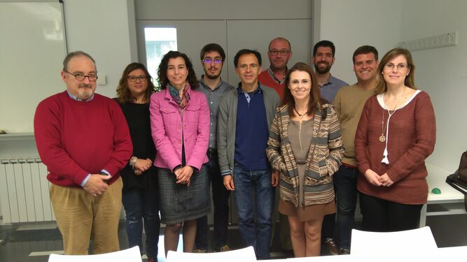 El Grupo de investigación de la Universidad de Granada dirigido por los profesores Juan Alberto Aragón y Nuria Hurtado (en el centro de la imagen).