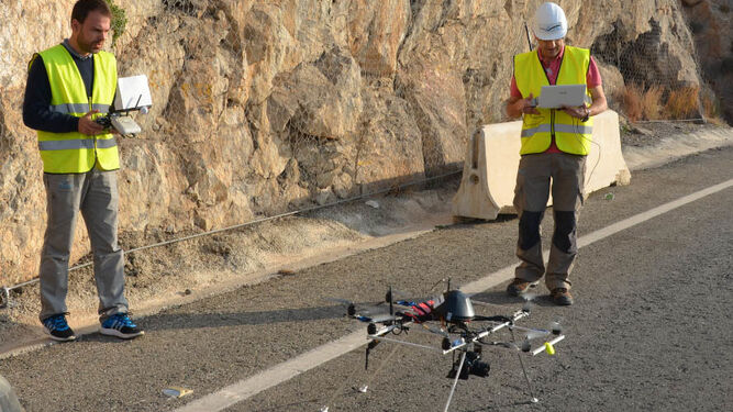 Operarios de la UAL trabajando con drones